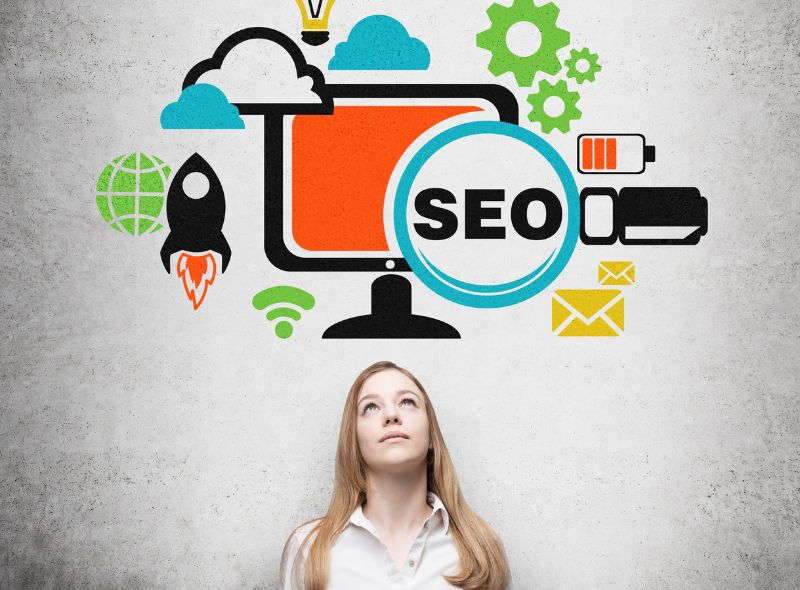 Vrouw denkt na over SEO