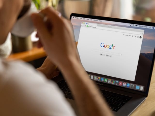 Vrouw zoekt op Google